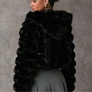 SOFT🐝 FAUX FUR CROP HOODED COAT